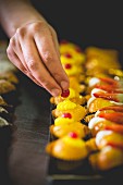 Mini-Cupcakes mit roten Johannisbeeren dekorieren