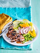 Gegrilltes Schweinefleisch mit Edamame-Salat