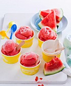 Wassermelonen-Sorbet mit Gin in Eisbechern
