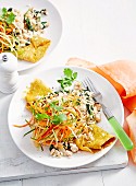Hähnchen-Reis-Pfanne auf Omelett mit Gemüsejulienne und Koriander