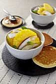 Ananas-Kokosnuss-Salat mit Ingwer, Karamell und Pfannkuchen (Asien)