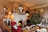 Klassisches Wohnzimmer mit Kamin und Weihnachtsbaum
