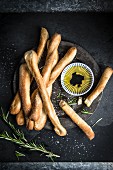 Brotsticks mit Kräutern, Olivenöl und Balsamico (Draufsicht)