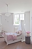 Nostalgisches Kinderzimmer, freistehendes Bett mit Baldachin