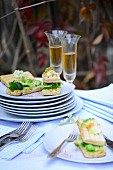 Pikante Mille Feuilles mit Boccoli und Käse auf Tisch im Freien