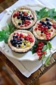 Redcurrant tartlets with almond bases