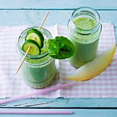 Grüner Melonen-Gurken-Smoothie mit Schafsmilch