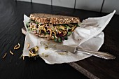 Vollkorn-Sandwich mit Gemüse und krusprigen Mehlwürmern