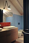 Modernes Badezimmer unter dem Dach mit schmalen Fliesen