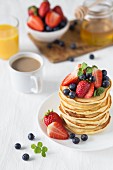 Gestapelte Pancakes mit frischen Beeren (USA)