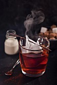 Eine dampfende Tasse Rotbuschtee mit Teebeutel