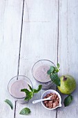 Banana and pear smoothies with mint and cocoa powder