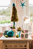Vintage-Nachttisch weihnachtlich romantisch mit Handarbeiten in Pastelltönen dekoriert