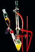 Reflux apparatus to boil reaction mixture
