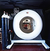 Decompression chamber and row oxygen tank