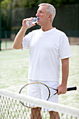 Tennis player drinking water