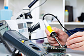 Soldering equipment and electronic parts