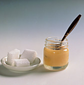 Sweeteners: cubes of white sugar and honey