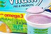 Prebiotic and probiotic yoghurt