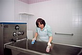 Cleaning a hospital bath