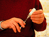 Human insulin: filling a syringe with Ultratard
