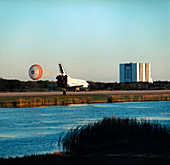 Shuttle Endeavour landing after mission STS-89