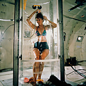 Weightless test of shower for Space Station