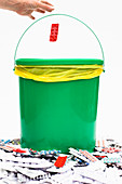 Pharmaceutical waste bucket