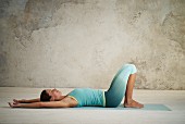 Uddiyana-Bandha-Zyklus, Schritt 4: Bauchdecke lösen und einatmen (Detox-Yoga)
