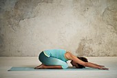 Child's pose - Cat - Dog – Step 1: child's pose, breathe in and stretch out your arms (detox yoga)