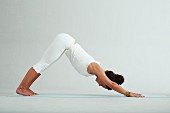 Downward dog – Step 1: raise your buttocks, stretch your back and legs (power yoga)