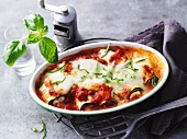 Low Carb Cannelloni: Überbackene Zucchiniröllchen