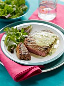 Angeschnittenes Steak mit Salat und Sauce Bearnaise