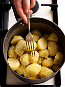 Angeritzte gekochte Kartoffeln