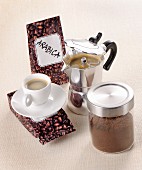 Kaffeestilleben mit Kaffeebohnen, Kaffeepulver und aufgebrühtem Kaffee