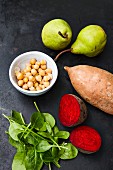 Vegane Zutaten für Ofengemüse: Birnen, Kichererbsen, Süsskartoffel, Spinat, Rote Bete