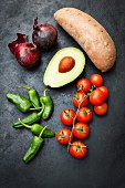 Vegane Zutaten: Süsskartoffel, Rote Zwiebel, Cocktailtomaten, Pimientos De Padron und Avocado