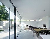 Offener Wohnbereich in weißer Luxuswohnung mit minimalistischer Designer-Möblierung