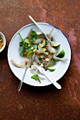 Gung Sot Tschä Nam Pla (raw prawn salad with limes and mint, Thailand)