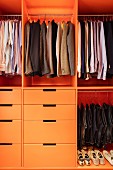 Einbauschrank mit einsortierter Männerkleidung und Schubläden