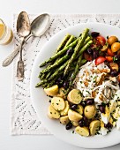 Niçoise salad with asparagus (seen from above)