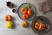 Tomatenstilleben mit geschnittener Balsamico-Tomate