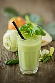 A detox smoothie with kohlrabi, fennel, apple and basil