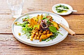 Oven-roasted vegan vegetables with pears, chickpeas and fresh spinach