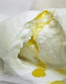 Mozzarella mit Olivenöl (Close Up)