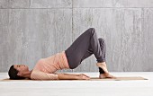 Single leg balance (pilates) – Step 2: raise leg