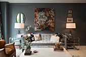 Glamouröses Wohnzimmer mit grauer Wand und Symmetrie