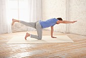 Lengthening the back – Step 2: go onto all fours, stretch out opposite arm and leg