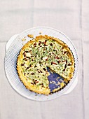 Kräuterquiche mit Pilzen, angeschnitten