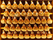 Viele Parmaschinken in Reifekeller hängend (Emilia Romagna, Italien)